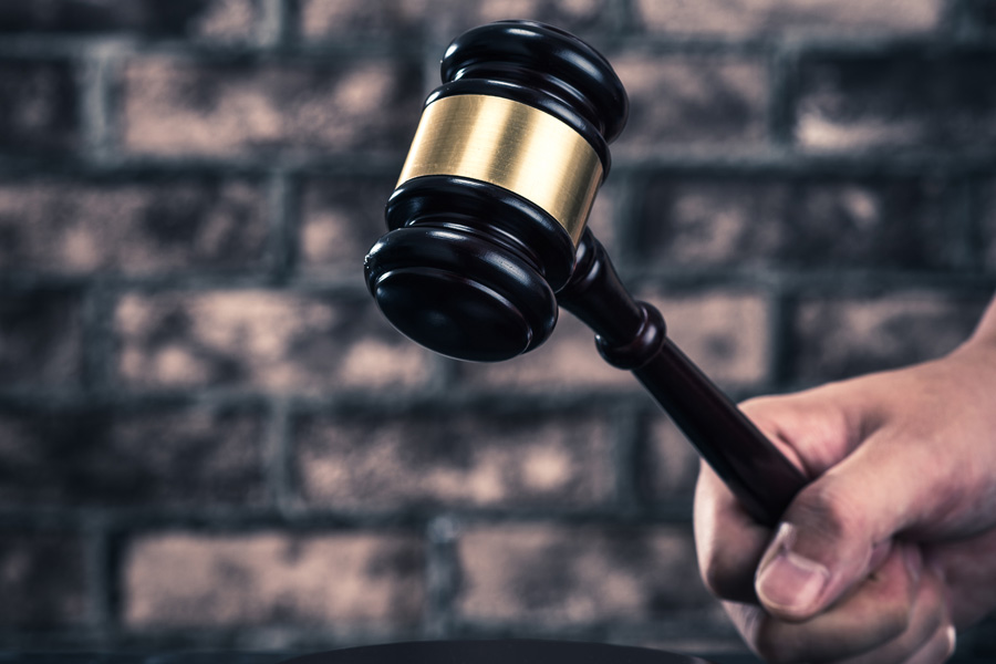 上海職務(wù)犯罪律師視角:江西一看守所“95后”輔警主動投案的法律思考