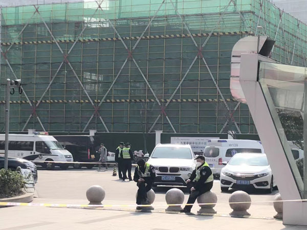 哪些情況下不符合取保候?qū)彽囊?？上海取保候?qū)徛蓭焷砘卮? src="/uploads/76/465.jpg"/></p>
<p>
　　一、什么是取保候?qū)彛?</p>
<p>
　　取保候?qū)徥侵冈谛淌略V訟中，被偵查機(jī)關(guān)或者審查起訴機(jī)關(guān)決定對犯罪嫌疑人采取取保候?qū)彺胧?。犯罪嫌疑人可以回到家中或者其他指定的地方，但必須遵守一定的限制，如不得離開居住地或指定地點(diǎn)等。同時(shí)，犯罪嫌疑人也必須遵守相關(guān)的監(jiān)管要求，如到公安機(jī)關(guān)報(bào)到、接受監(jiān)管等。如果犯罪嫌疑人違反了取保候?qū)彽南嚓P(guān)要求，將會被視為違法，可能會被采取強(qiáng)制措施。
</p>
<p style="TEXT-ALIGN: center"><img alt=