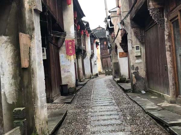 飯店服務(wù)員是三陪小姐是犯罪嗎？來(lái)和徐匯刑事律師看看這個(gè)案例