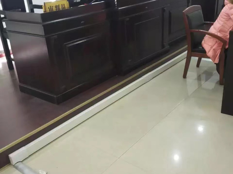 上海刑事律師團隊告訴您故意撞擊他人車輛勒索錢財?shù)男袨槿绾味ㄗ? src="/uploads/76/174.jpg"/></p>
<p>
　　一、引言
</p>
<p>
　　在現(xiàn)代社會中，隨著城市化進程的加速和交通網(wǎng)絡(luò)的發(fā)展，交通事故頻發(fā)成為一個嚴重的社會問題。然而，一些不法分子利用交通事故作為犯罪手段，以故意駕駛機動車撞擊他人車輛并勒索錢財。這種惡意行為不僅對人身安全構(gòu)成直接威脅，也嚴重破壞了社會秩序和交通安全。
</p>
<p>
　　本文將以上海為背景，探討在城市主干路采用故意駕駛機動車撞擊他人車輛制造交通事故的手段勒索錢財?shù)男袨槿绾味ㄗ?。我們將從法律條款、相關(guān)案例和上海地區(qū)的司法實踐出發(fā)，分析其定罪標準和要件，并探討應(yīng)對策略和司法機關(guān)的作用。
</p>
<p>
　　通過深入研究此類犯罪行為的定罪標準，我們旨在為律師、法律從業(yè)人員和公民提供準確的法律指導(dǎo)，以便更好地保護公民權(quán)益，維護社會安全。只有通過加強法律意識、加大打擊力度以及加強宣傳教育，我們才能共同構(gòu)建一個安全、公正、有序的社會環(huán)境。
</p>
<p>
　　在下文中，我們將對相關(guān)法律條款進行詳細分析，結(jié)合具體案例和上海地區(qū)的司法實踐，探討如何定罪和應(yīng)對此類惡意行為的措施。通過共同努力，我們可以為打擊這種犯罪行為，維護交通安全和社會穩(wěn)定做出積極貢獻。
</p>
<p>
　　二、相關(guān)法律條款分析
</p>
<p>
　　刑法中的相關(guān)條款 根據(jù)中華人民共和國刑法，以故意駕駛機動車撞擊他人車輛勒索錢財?shù)男袨樯婕耙韵伦锩汗室鈧ψ铩⒐室鈸p毀財物罪、敲詐勒索罪等。 【法條分析：中華人民共和國刑法第234條、第275條、第274條】
</p>
<p>
　　交通安全法中的相關(guān)條款 根據(jù)中華人民共和國道路交通安全法，對違法駕駛行為進行規(guī)定，并明確了各類違法行為的處罰措施。 【法條分析：中華人民共和國道路交通安全法第二十七條】
</p>
<p>
　　三、定罪標準與要件分析
</p>
<p>
　　故意駕駛機動車撞擊他人車輛 對于定罪的首要要素是行為人有明確的故意，即故意駕駛機動車輛撞擊他人車輛，以達到勒索錢財?shù)哪康摹?</p>
<p>
　　損害他人人身安全或財產(chǎn) 行為人的撞擊行為應(yīng)導(dǎo)致被撞擊車輛或被撞擊人員的人身安全受到損害，或者對財產(chǎn)造成實際損毀。
</p>
<p>
　　勒索錢財
</p>
<p>
　　行為人通過故意駕駛機動車輛撞擊他人車輛，以勒索錢財為目的。勒索錢財可以表現(xiàn)為直接向被害人索要錢財，或者通過威脅、恐嚇等手段脅迫被害人交付財物。
</p>
<p>
　　四、上海相關(guān)案例分析
</p>
<p>
　　案例一：上海市A某以故意駕駛機動車撞擊他人車輛勒索錢財案 案例描述：A某在上海市主干道上故意駕駛機動車撞擊他人車輛，并以威脅被害人人身安全為手段勒索錢財。 法律分析：根據(jù)刑法第234條和第274條，A某的行為構(gòu)成故意傷害罪和敲詐勒索罪。同時，依據(jù)道路交通安全法第二十七條，A某還應(yīng)承擔(dān)相應(yīng)的交通違法責(zé)任。
</p>
<p>
　　案例二：上海市B某以故意駕駛機動車撞擊他人車輛損毀財物勒索錢財案 案例描述：B某故意駕駛機動車撞擊他人車輛，導(dǎo)致被撞擊車輛嚴重損毀，并以此為威脅勒索車主一定金額的錢財。 法律分析：根據(jù)刑法第275條和第274條，B某的行為構(gòu)成故意損毀財物罪和敲詐勒索罪。根據(jù)道路交通安全法，B某還應(yīng)承擔(dān)相應(yīng)的交通違法責(zé)任。
</p>
<p>
　　五、上海地區(qū)的司法實踐與應(yīng)對策略
</p>
<p>
　　加強執(zhí)法力度 上海市公安機關(guān)應(yīng)加大對交通違法行為的打擊力度，加強巡邏和監(jiān)控，提高犯罪行為的發(fā)現(xiàn)率和偵破率。
</p>
<p>
　　加強宣傳教育 通過宣傳教育活動，加強對交通安全意識的培養(yǎng)，提高市民對此類犯罪行為的警惕性，增強自我保護意識。
</p>
<p>
　　加強合作與交流 上海市司法機關(guān)應(yīng)與公安機關(guān)、檢察機關(guān)等相關(guān)部門加強合作與信息共享，共同打擊此類犯罪行為，形成合力。
</p>
<p style="TEXT-ALIGN: center"><img alt=