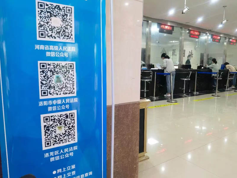 上海刑辯律師來講講以簽訂出國協(xié)議書為名騙取他人錢財?shù)男袨槿绾味ㄐ? src="/uploads/76/533.jpg"/></p>
<p>
　　一、行為特征和手段的定性
</p>
<p>
　　以簽訂出國“聘請顧問協(xié)議書”為名騙取他人錢財?shù)男袨橥ǔ＞哂幸韵绿卣骱褪侄危?</p>
<p>
　　欺騙手段：犯罪嫌疑人通常冒充合法的聘請顧問，通過虛假宣傳、偽造證件或以其他欺詐手段誘導(dǎo)受害人相信其信譽和專業(yè)性。
</p>
<p style="TEXT-ALIGN: center"><img alt=