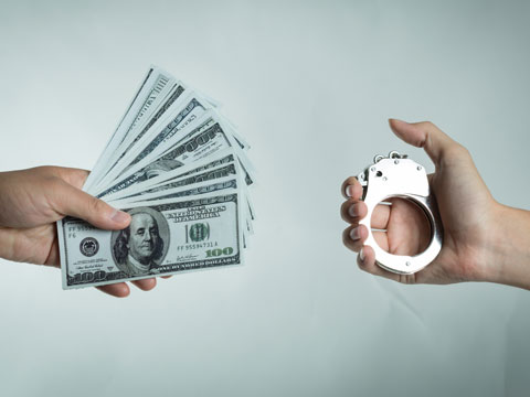 徇私舞弊不征、少征稅款罪